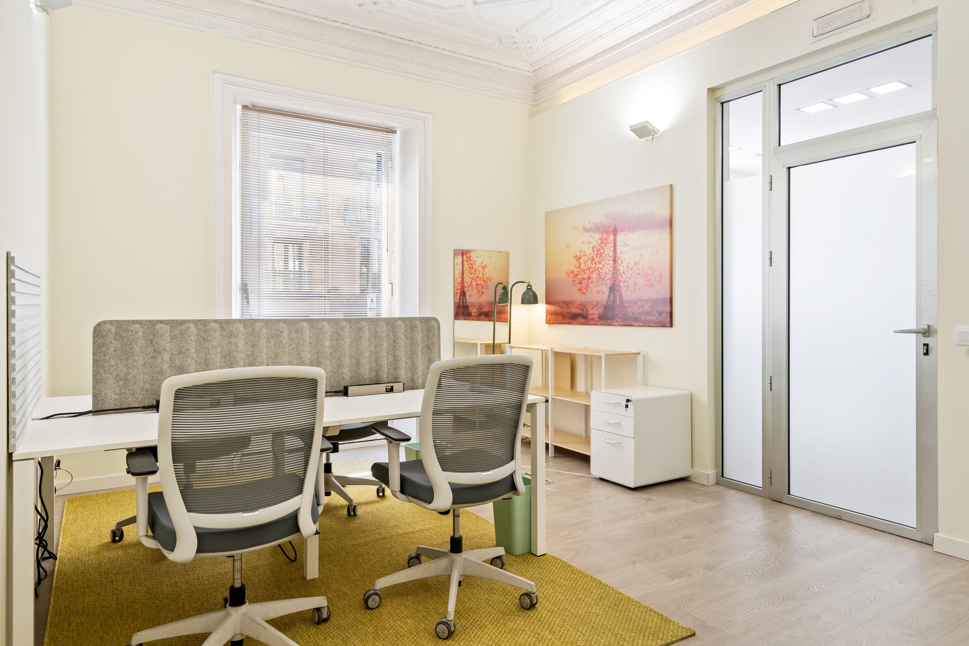 Mesas junto a la ventana en el Despacho 3